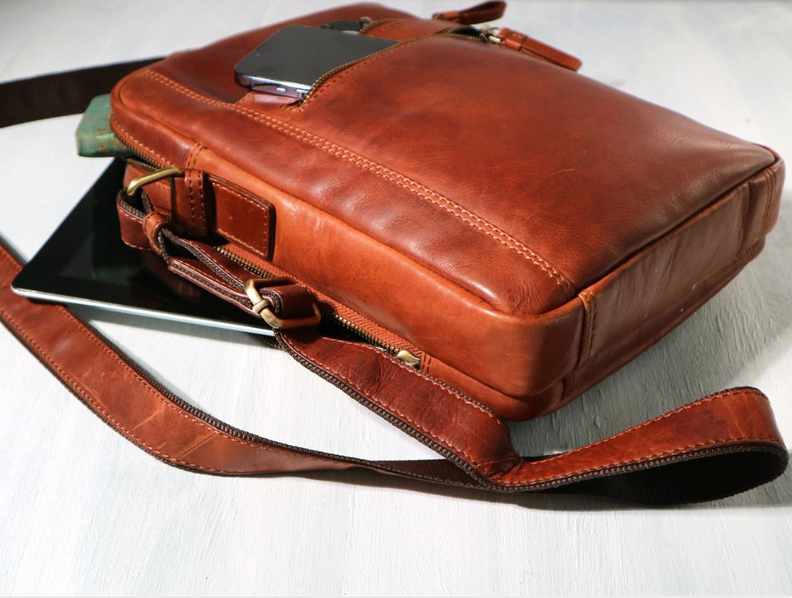 PRIMEHIDE Men's Leather Cognac iPad/Tablet Messenger Bag - 1652