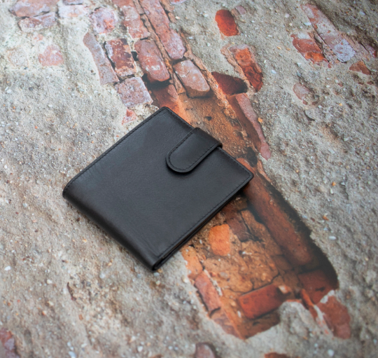 Alpha Leather Men's Black RFID Safe Bifold Wallet - 1365